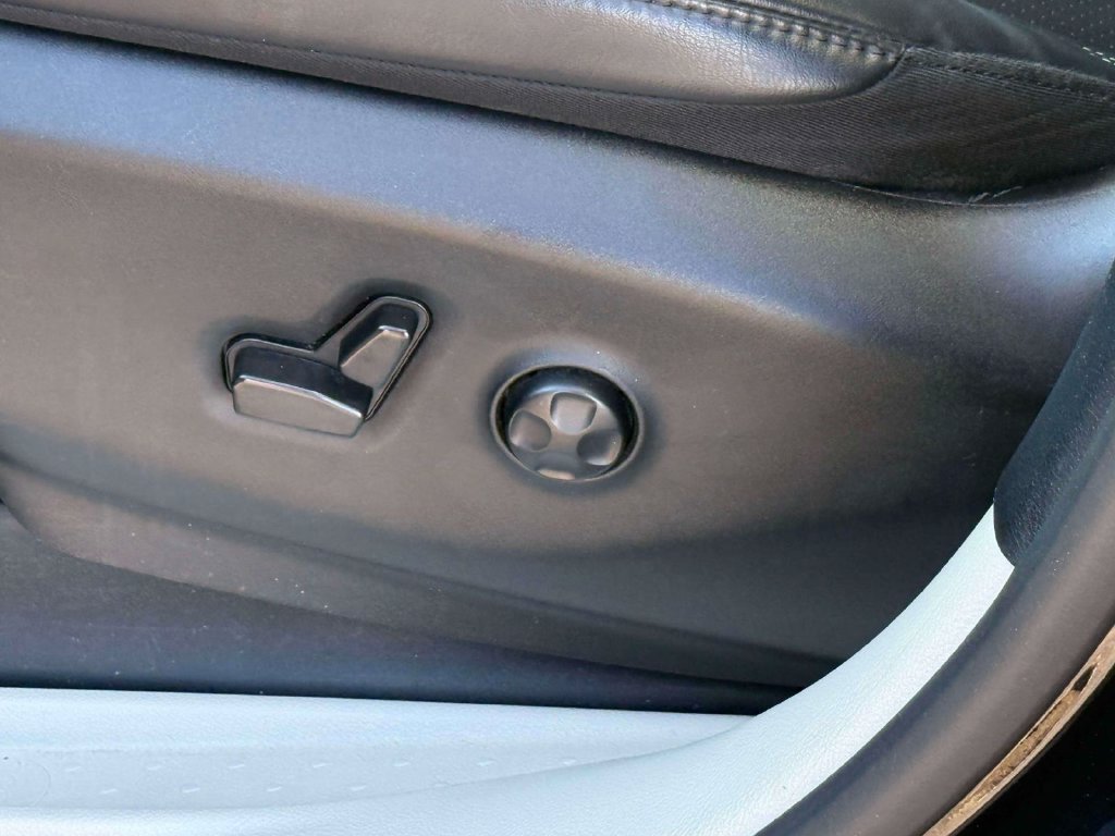 Used 2023 Chrysler Pacifica Touring-L FWD image 15