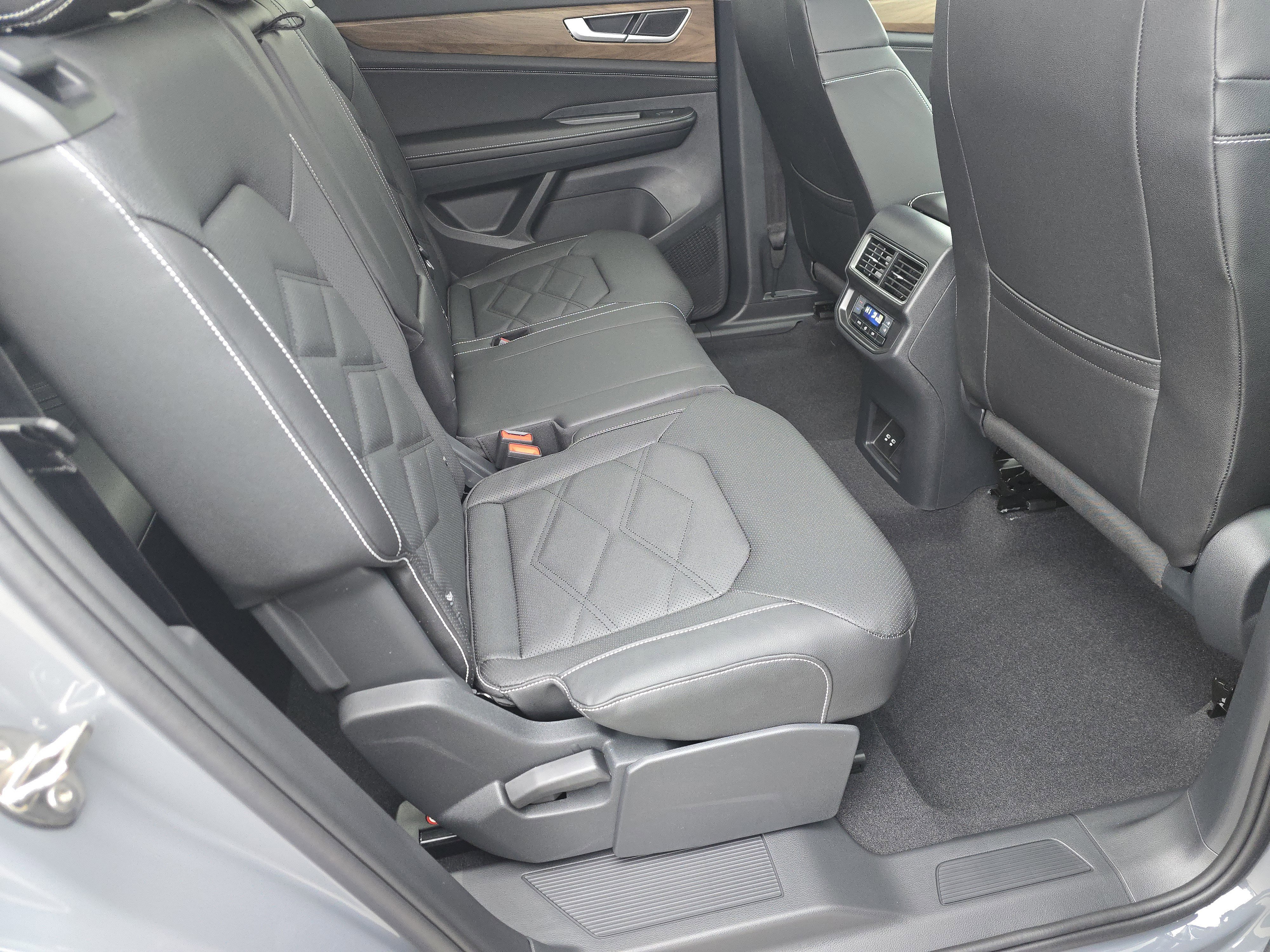 New 2026 Volkswagen Atlas SE image 17