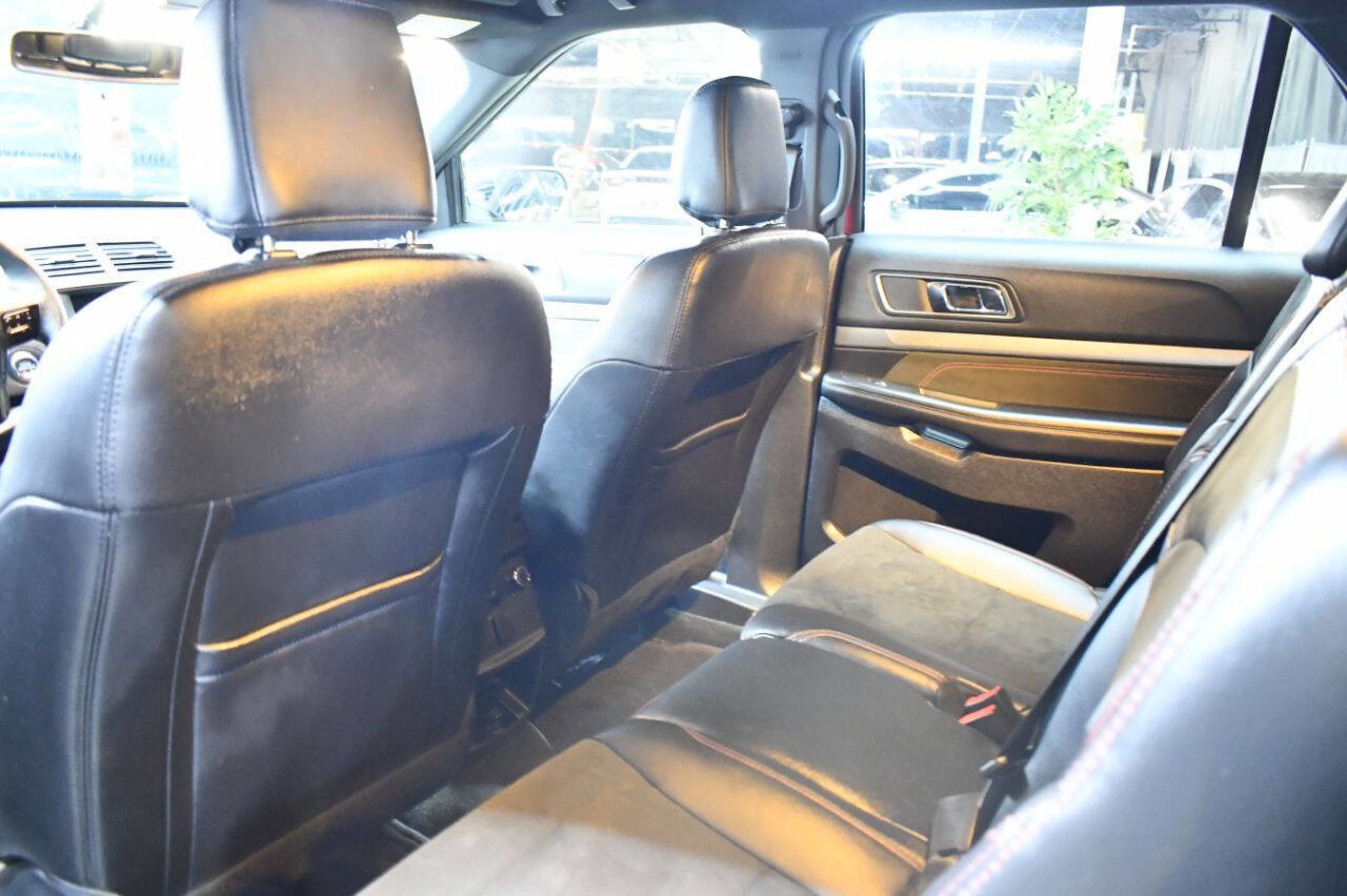 Used 2018 Ford Explorer XLT w/ Equipment Group 202A image 11