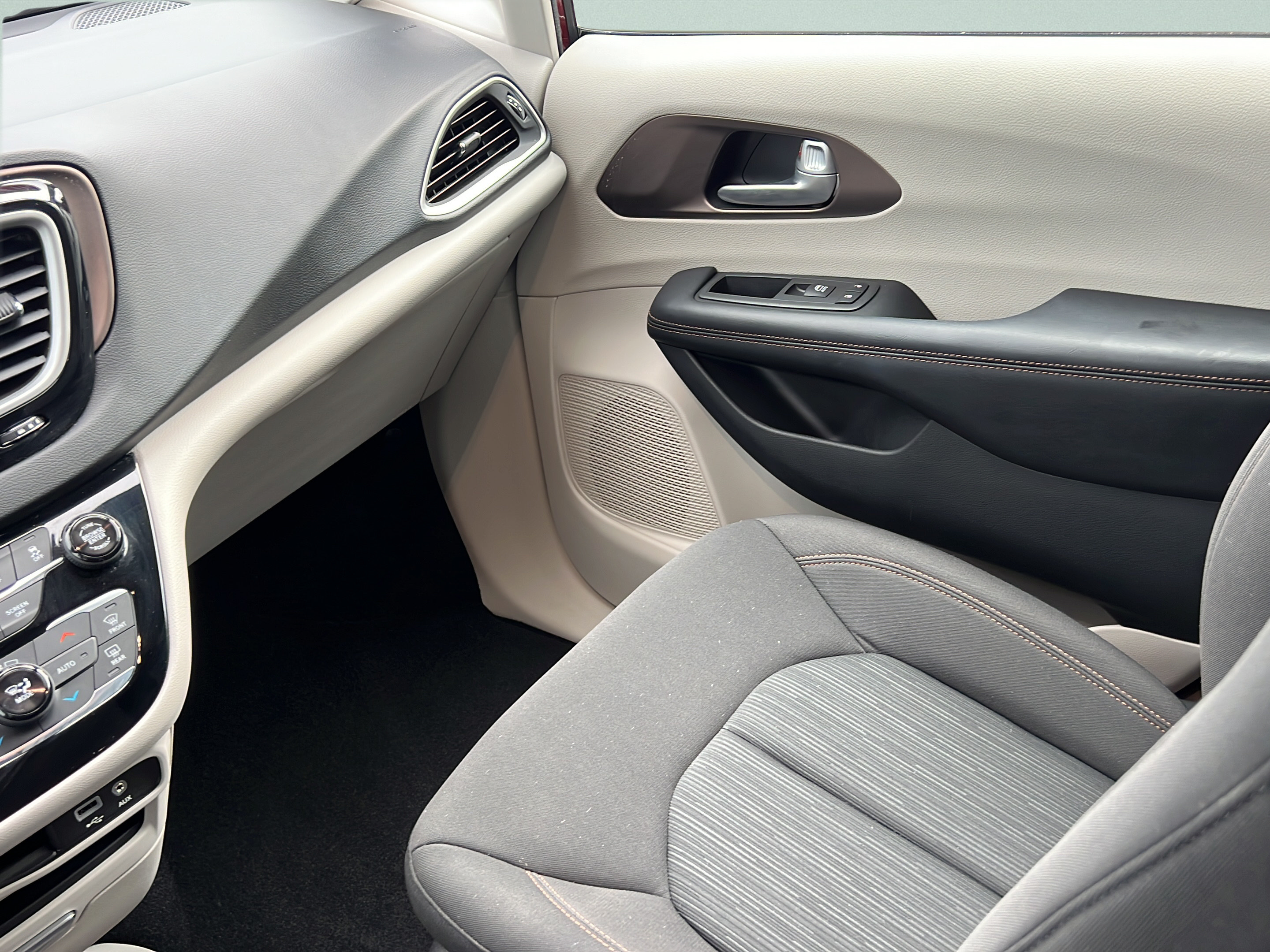 Used 2019 Chrysler Pacifica Touring Plus w/ Advanced Safetytec Group FWD image 14