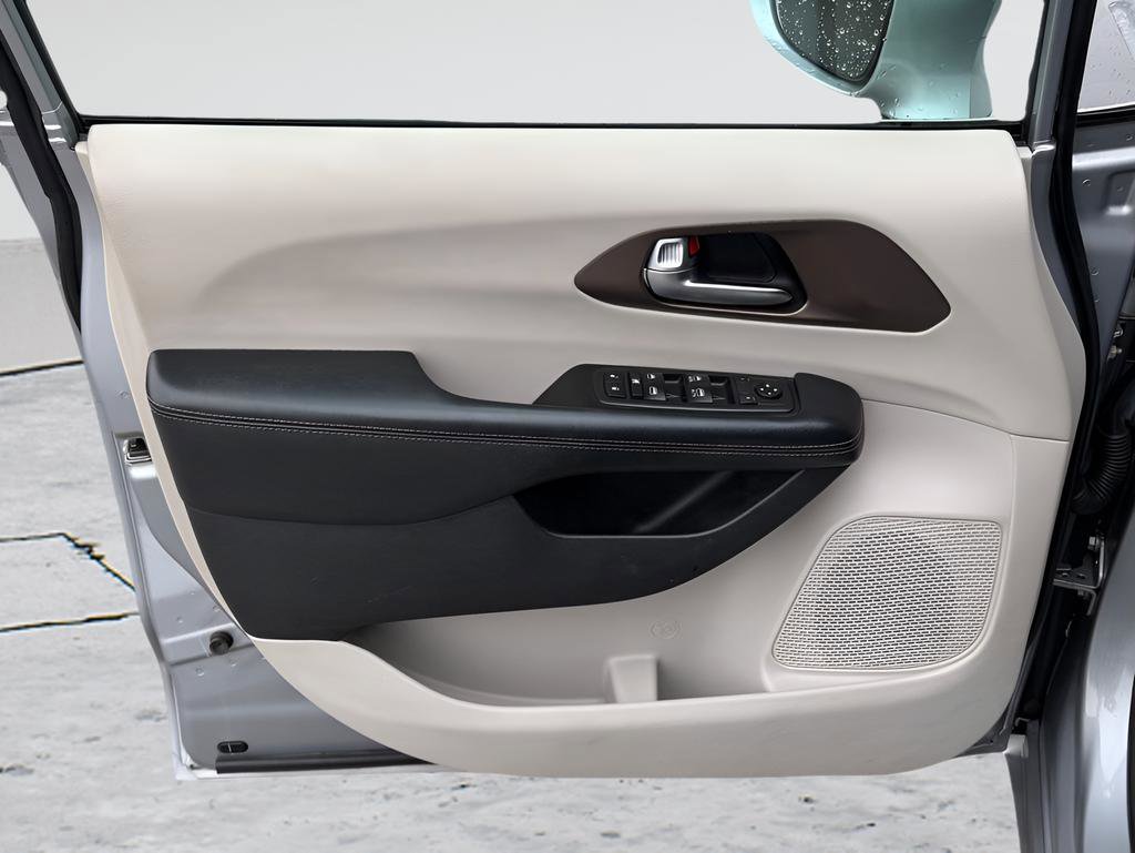 Used 2019 Chrysler Pacifica Touring-L FWD image 16