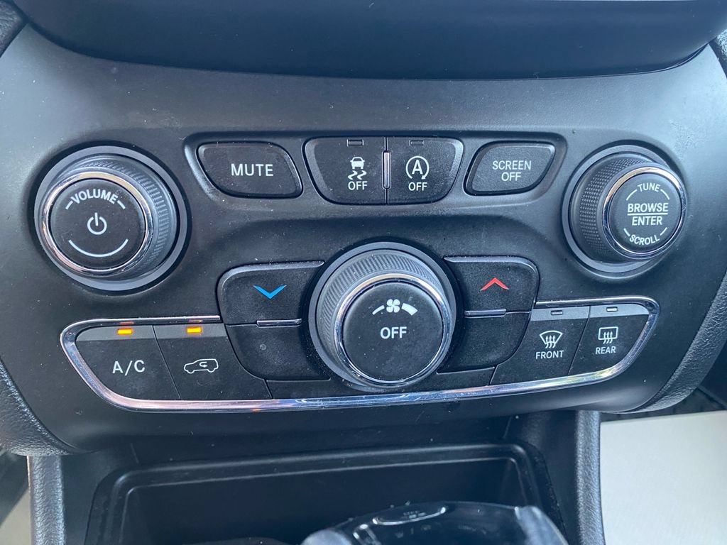 Certified 2019 Jeep Cherokee Latitude Plus AWD/4WD image 28
