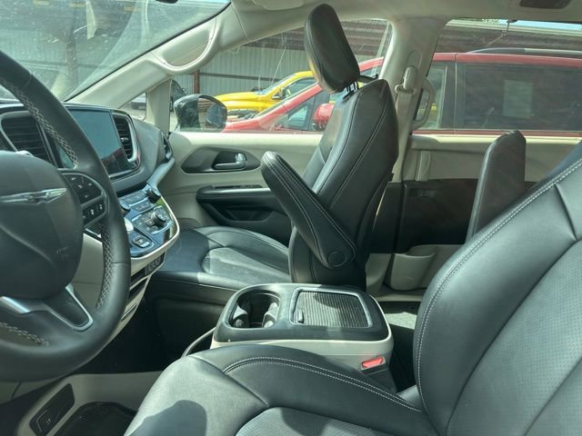 Used 2024 Chrysler Pacifica Touring-L FWD image 5