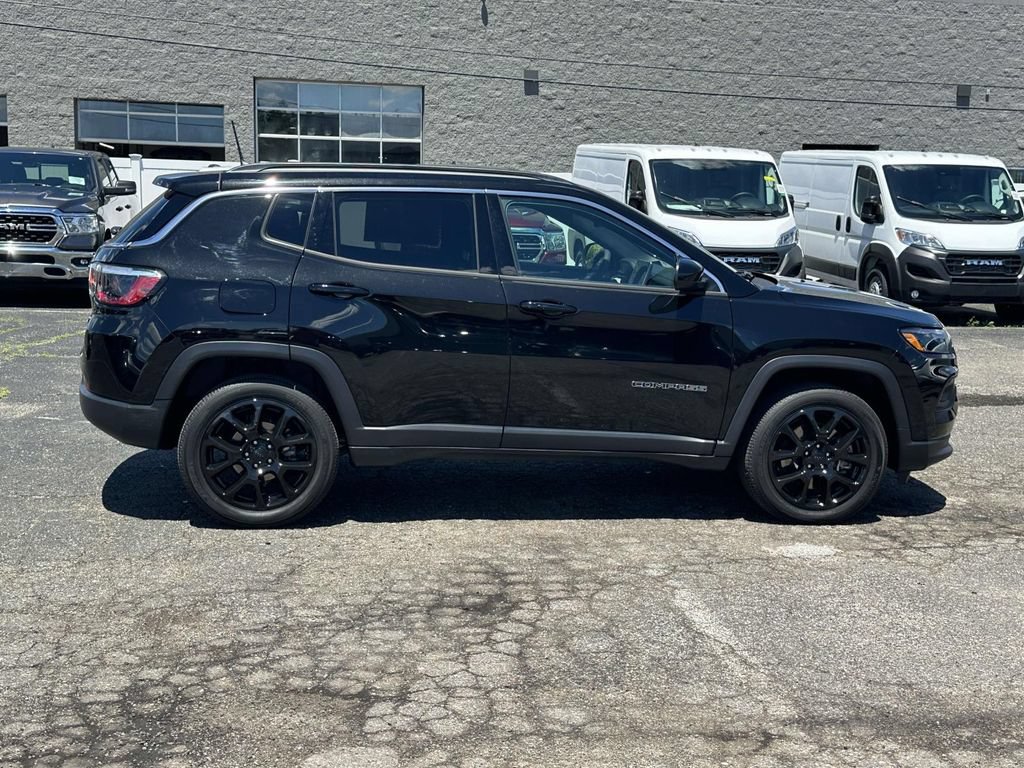 Used 2024 Jeep Compass Latitude AWD/4WD image 2