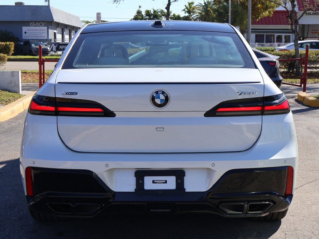 Used 2023 BMW 760i xDrive image 16