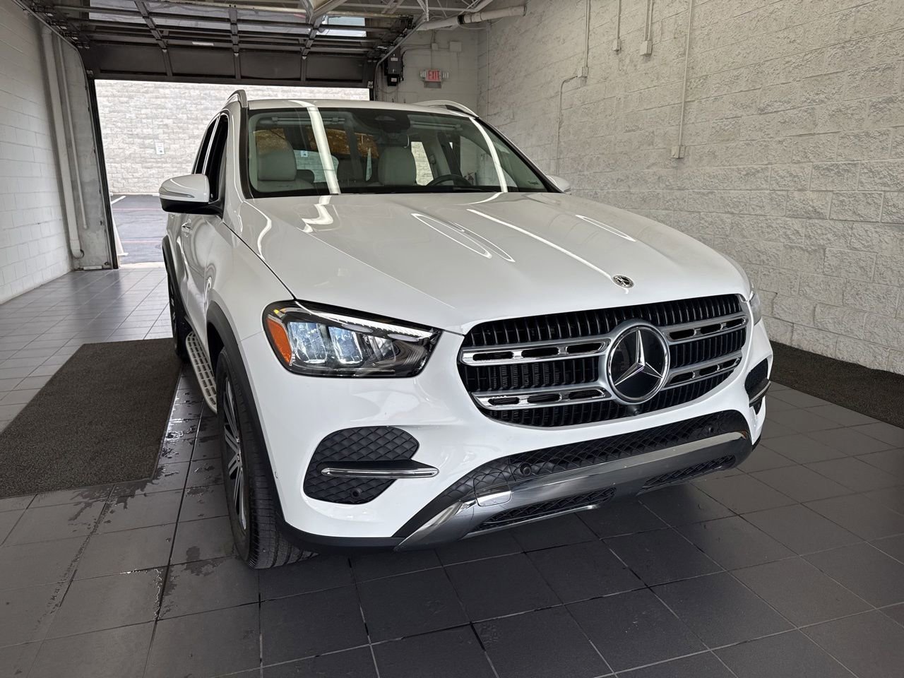 Used 2025 Mercedes-Benz GLE 350 4MATIC image 2