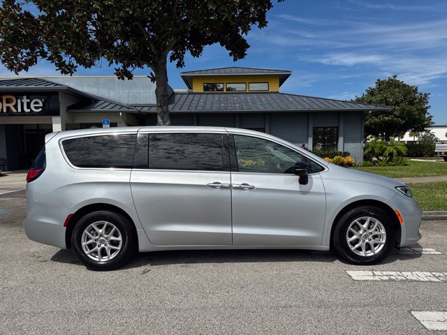 Used 2024 Chrysler Pacifica Touring-L FWD image 8