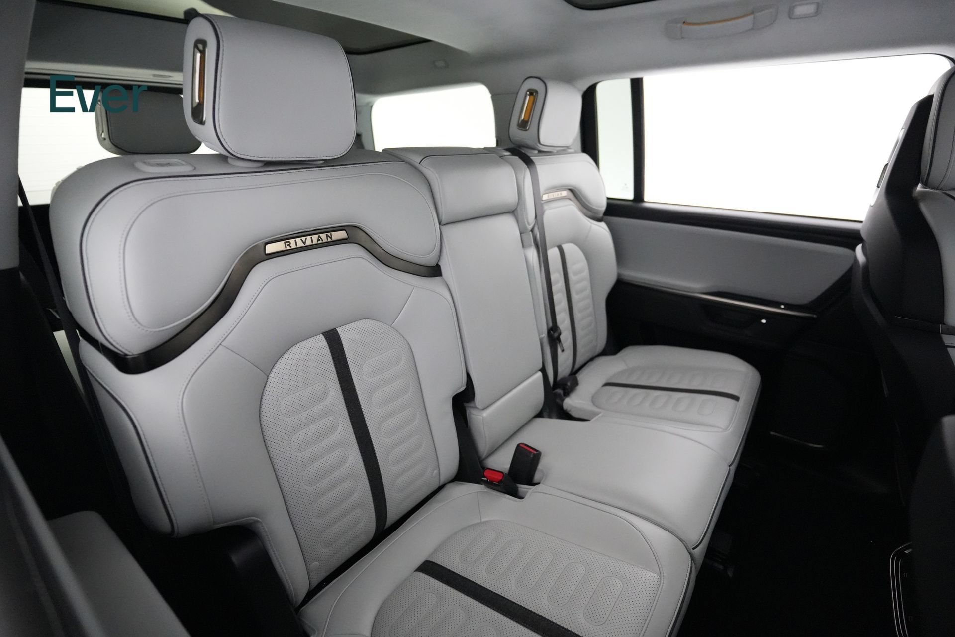 Used 2025 Rivian R1S Adventure Dual AWD/4WD image 5