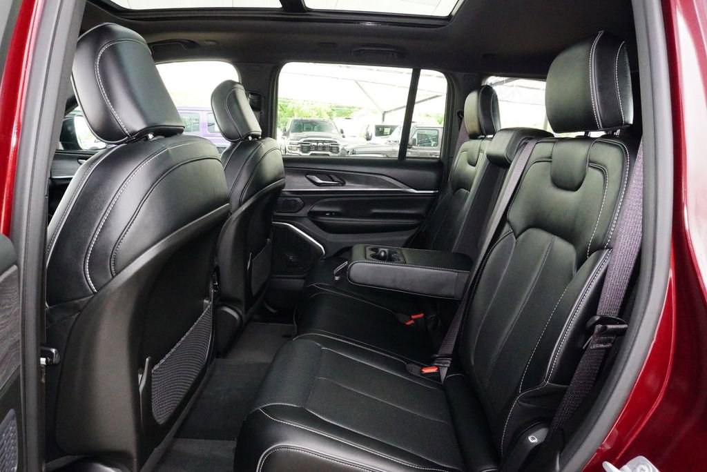 Used 2024 Jeep Grand Cherokee Overland AWD/4WD image 30