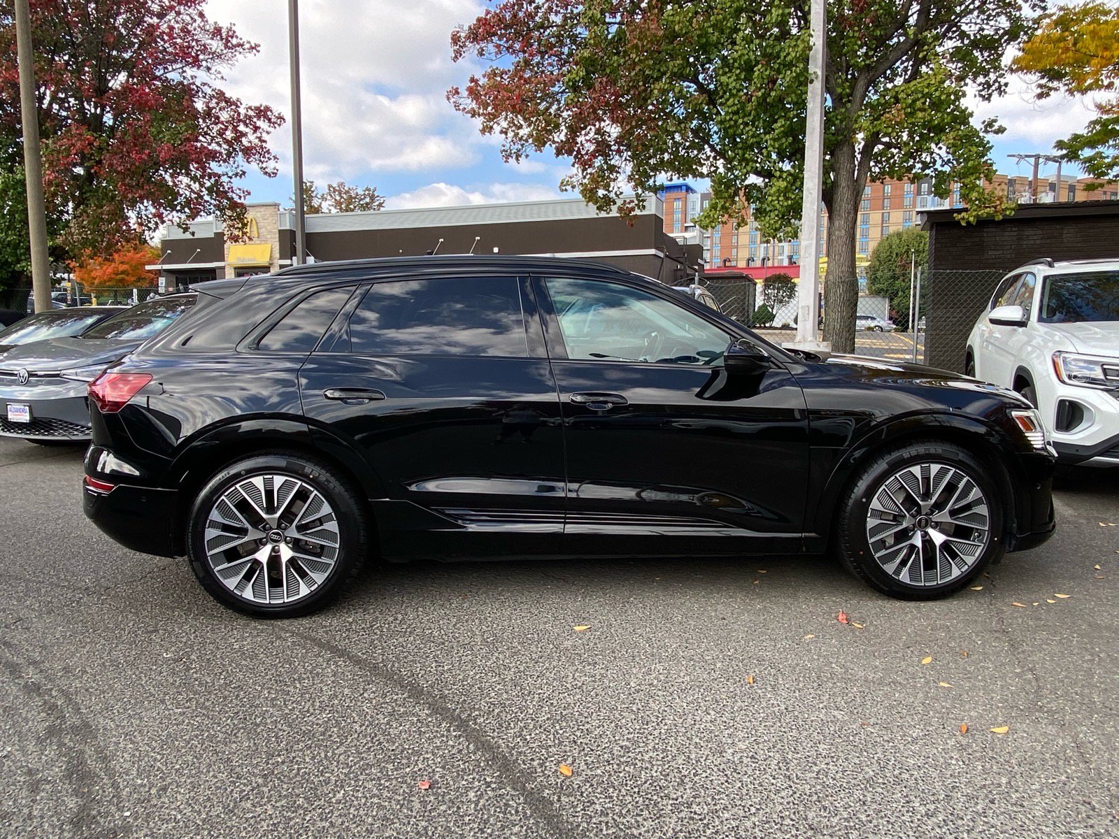 Used 2024 Audi Q8 e-tron Premium Plus AWD/4WD image 2