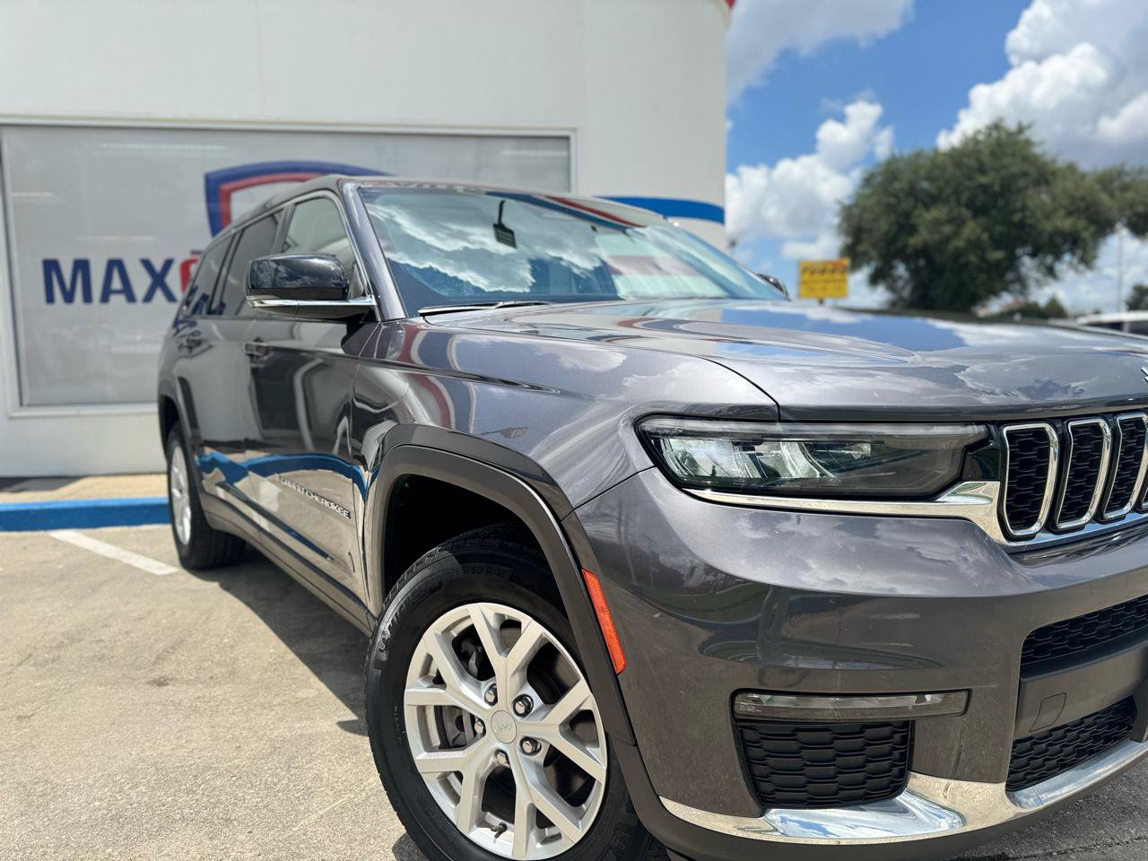 Used 2023 Jeep Grand Cherokee L Limited AWD/4WD image 18