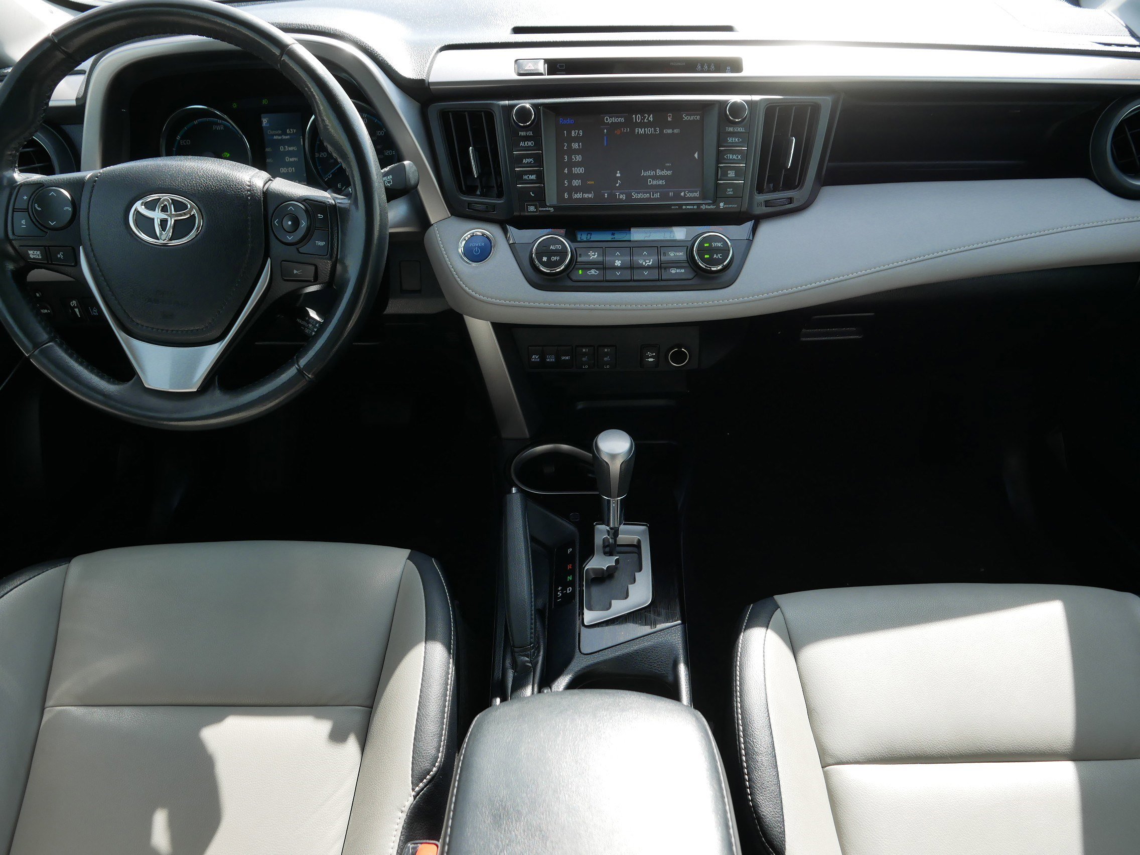 Used 2018 Toyota RAV4 Limited w/ Advanced Technology Package AWD/4WD image 10