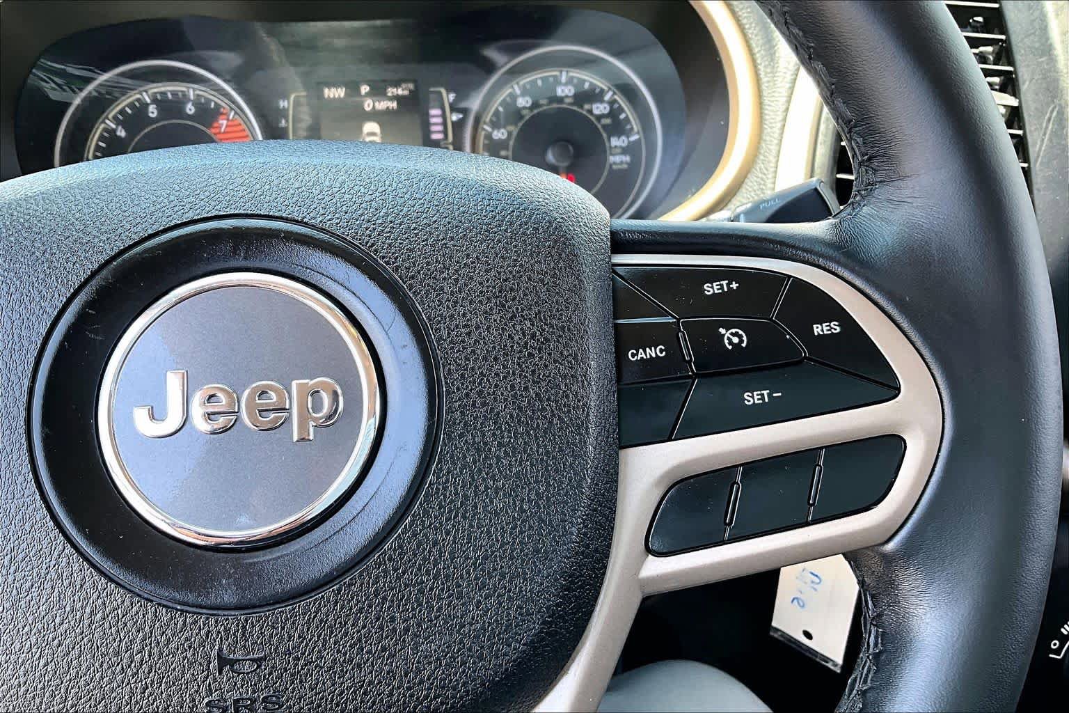 Used 2018 Jeep Cherokee Latitude w/ Altitude Package FWD image 23