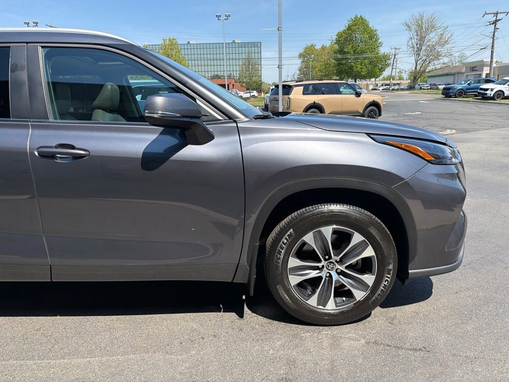 Used 2023 Toyota Highlander XLE AWD/4WD image 6
