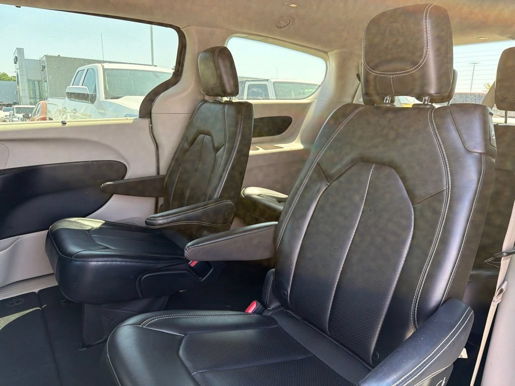 Used 2023 Chrysler Pacifica Touring-L FWD image 13