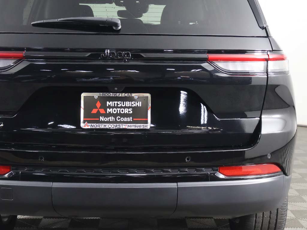 Used 2023 Jeep Grand Cherokee Altitude AWD/4WD image 15