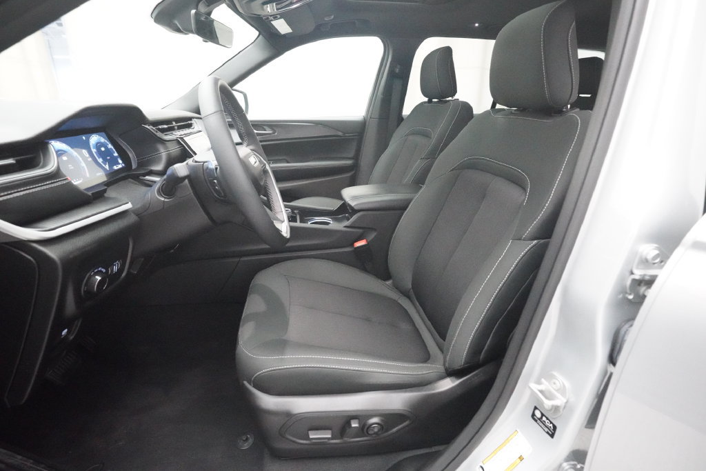 Used 2025 Jeep Grand Cherokee Laredo X w/ Luxury Tech Group I AWD/4WD image 7