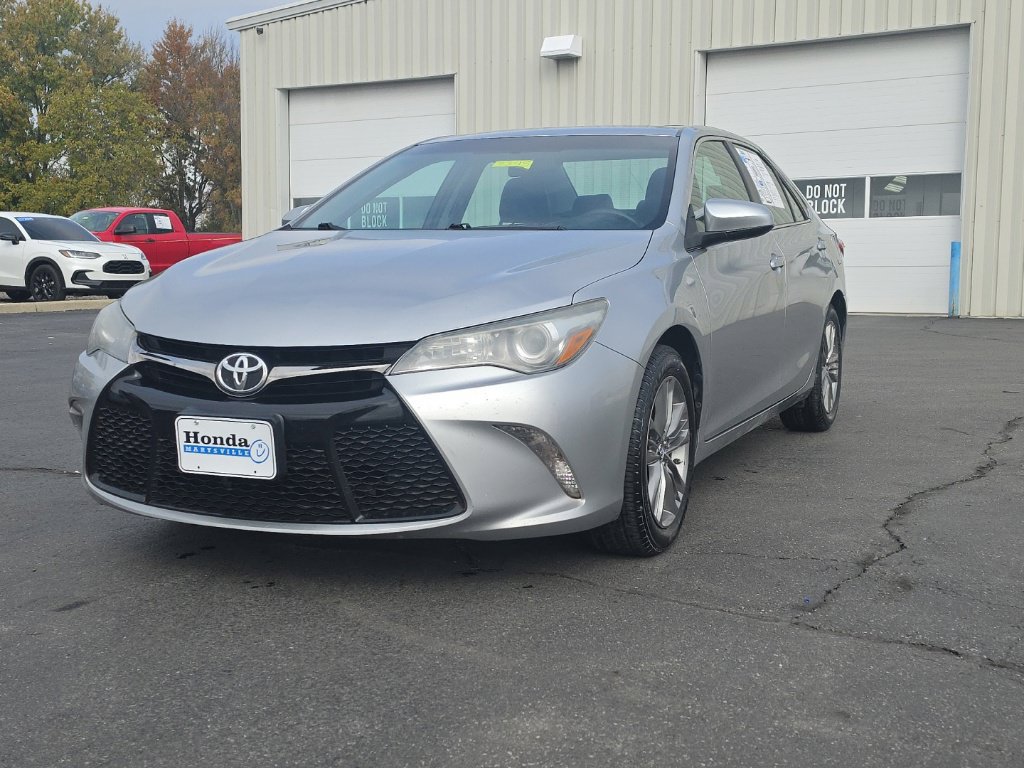 Used 2015 Toyota Camry SE w/ Moonroof Package FWD image 3