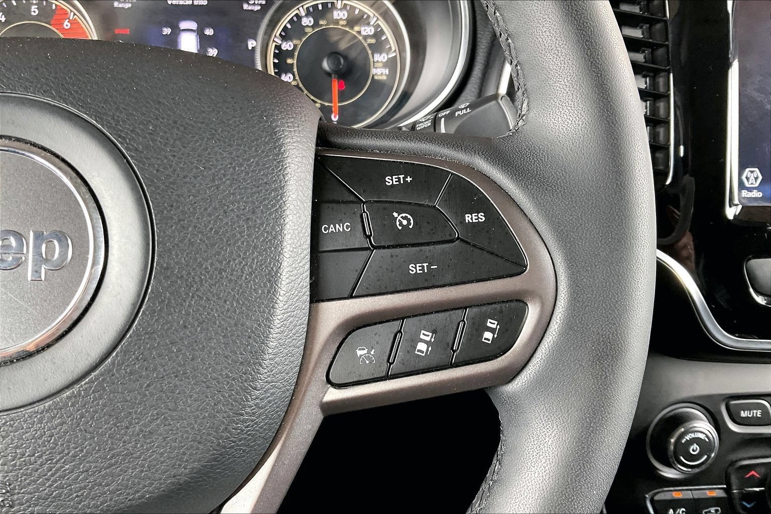 Used 2022 Jeep Cherokee Limited w/ Mopar Interior Package AWD/4WD image 11