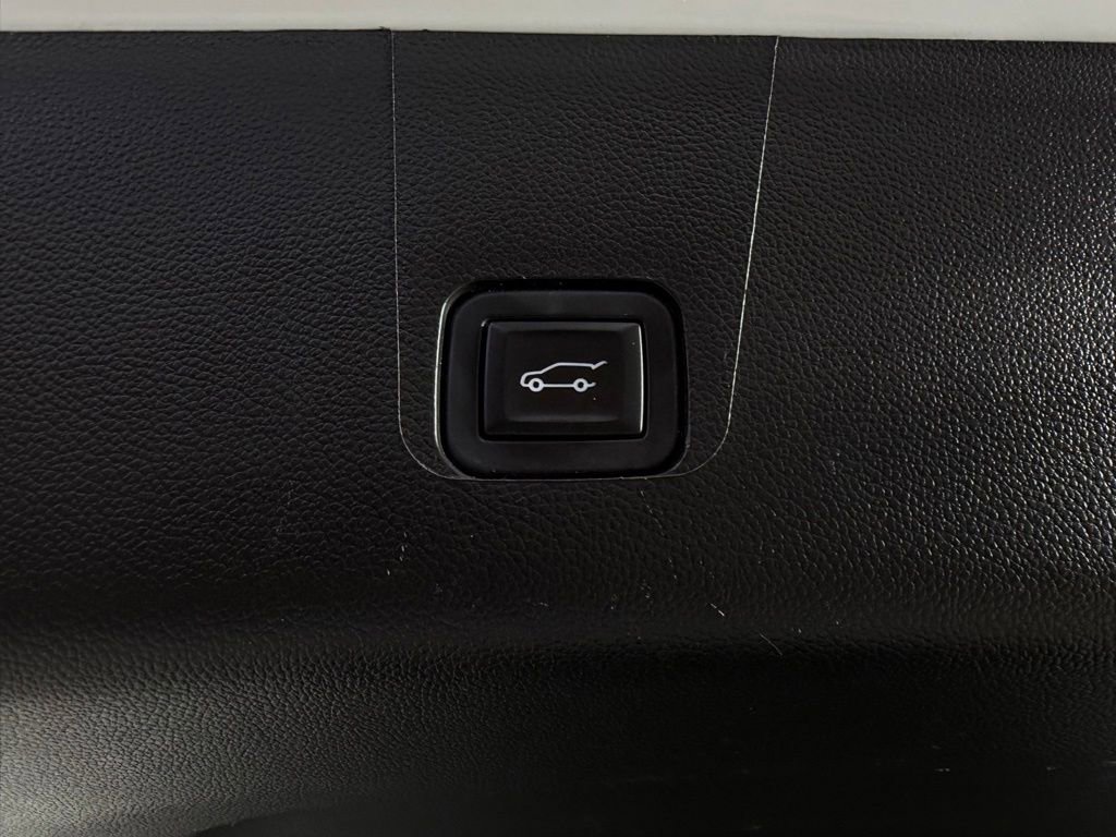 Used 2023 Chevrolet Traverse RS FWD image 30
