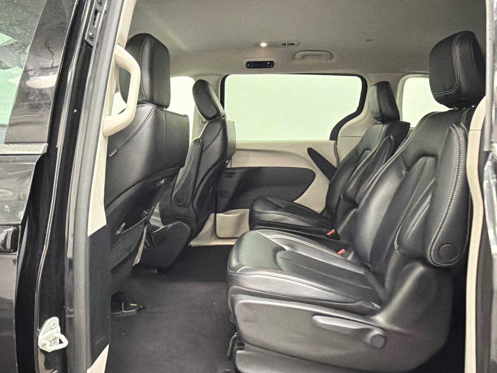 Used 2023 Chrysler Pacifica Touring-L FWD image 17
