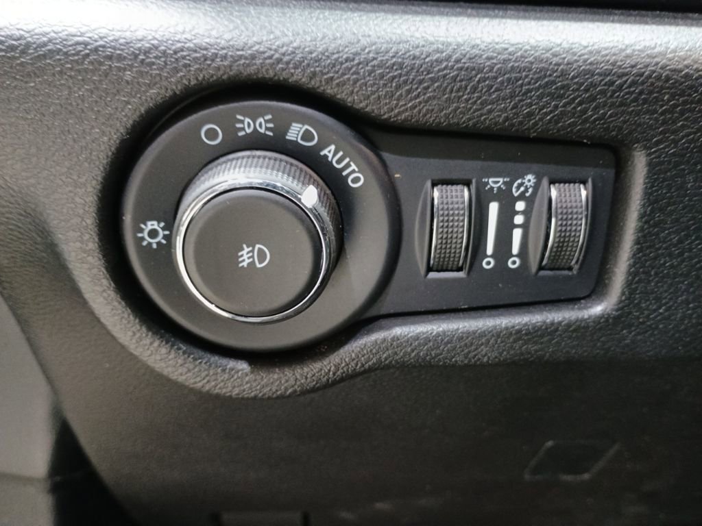 Used 2023 Chrysler Pacifica Limited w/ Uconnect Theater Family Group image 12