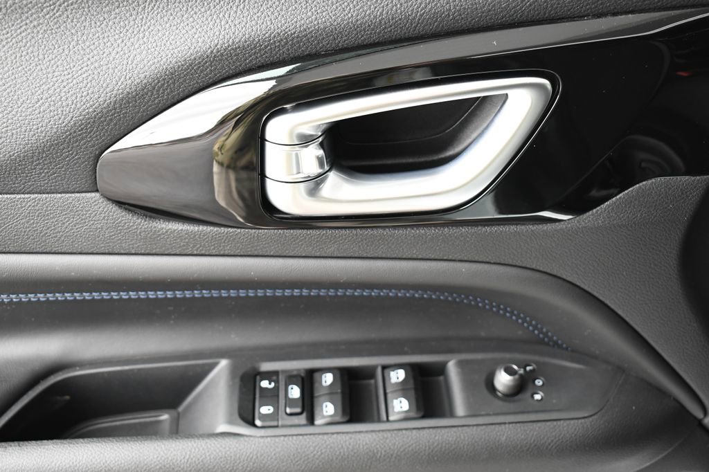 New 2026 Jeep Compass Latitude image 9