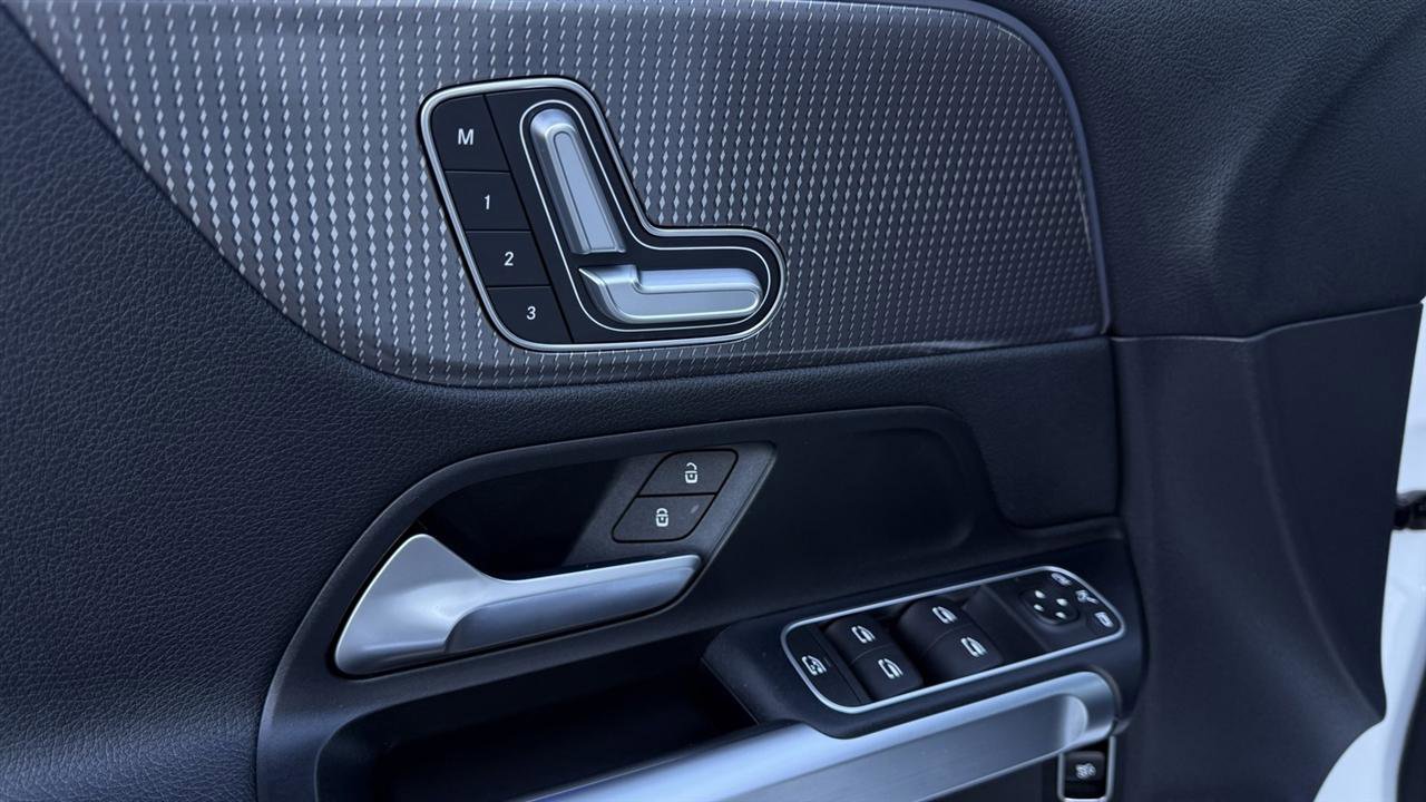 Used 2022 Mercedes-Benz EQB 300 4MATIC image 13