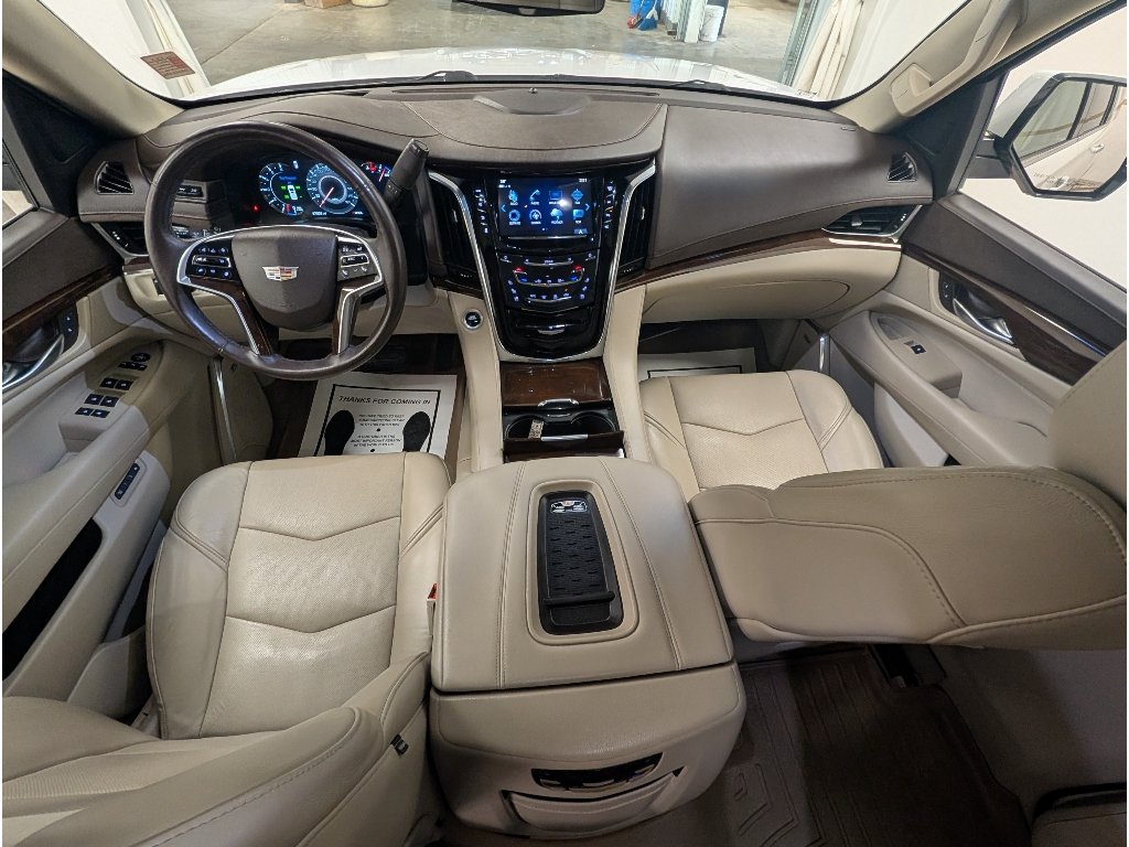 Used 2017 Cadillac Escalade Luxury AWD/4WD image 10