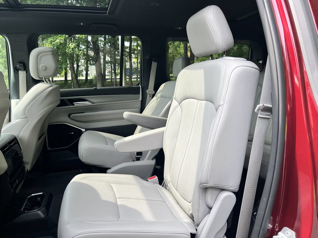 Certified 2025 Jeep Wagoneer Series III w/ Premium Group I AWD/4WD image 16