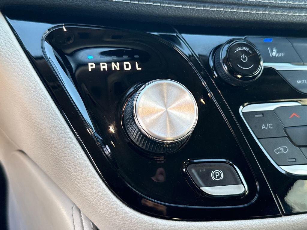 Certified 2023 Chrysler Pacifica Limited FWD image 28