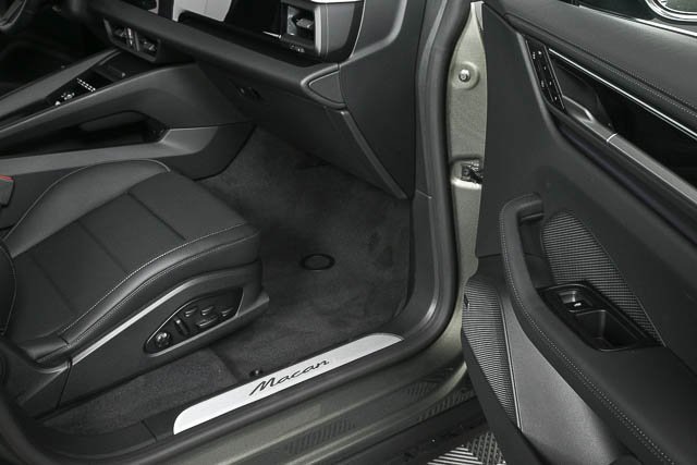 Certified 2025 Porsche Macan Electric image 22