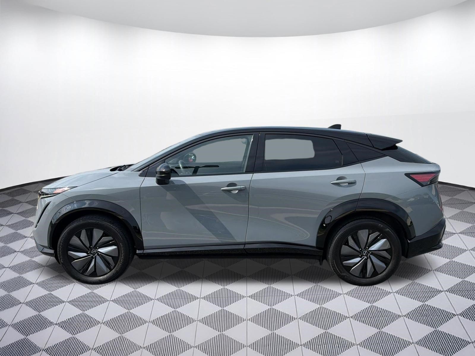 Used 2023 Nissan Ariya AWD image 2