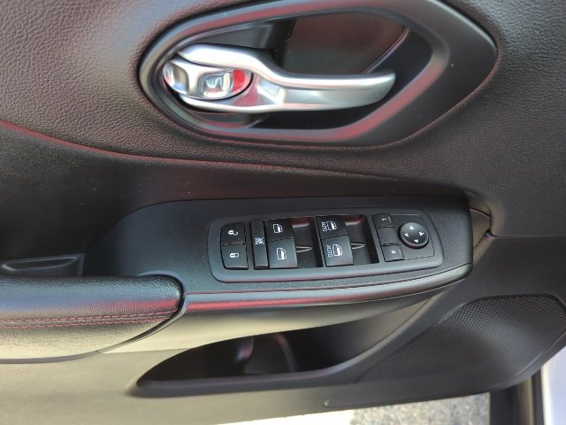 Used 2019 Jeep Cherokee Trailhawk w/ Cold Weather Group image 18