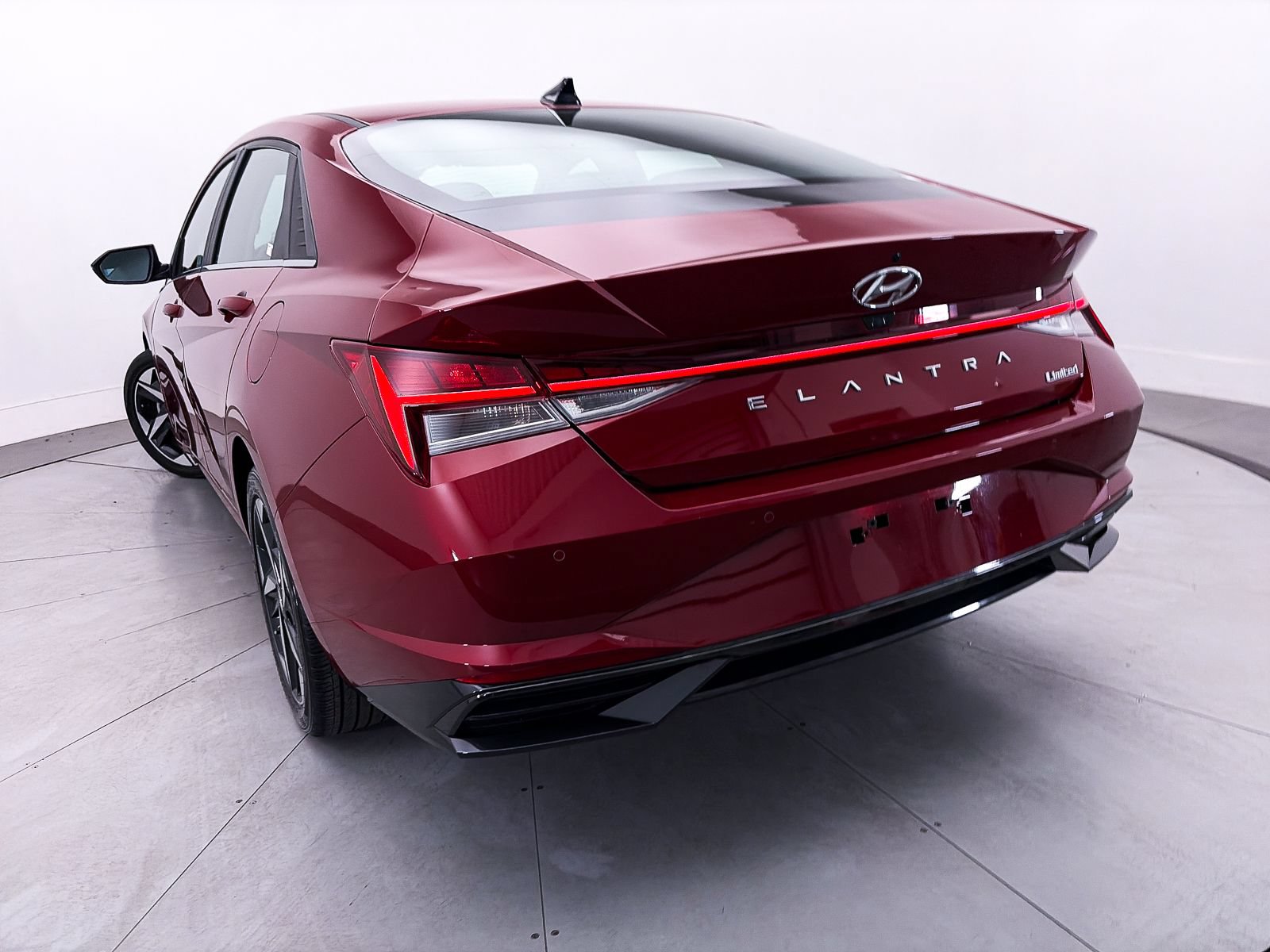 Used 2023 Hyundai Elantra Limited FWD image 4