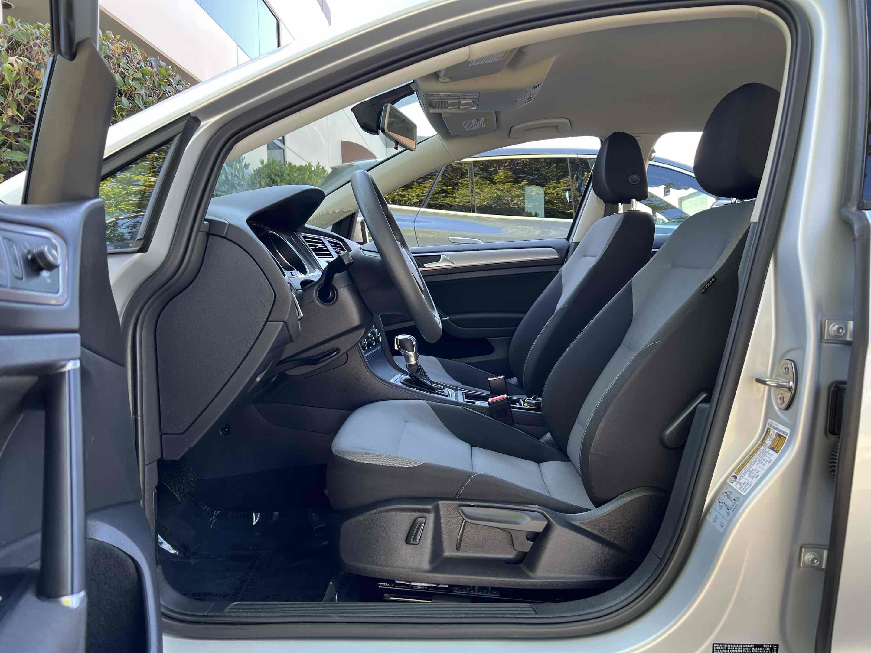 Used 2016 Volkswagen e-Golf SE w/ DC Fast Charging Package image 5