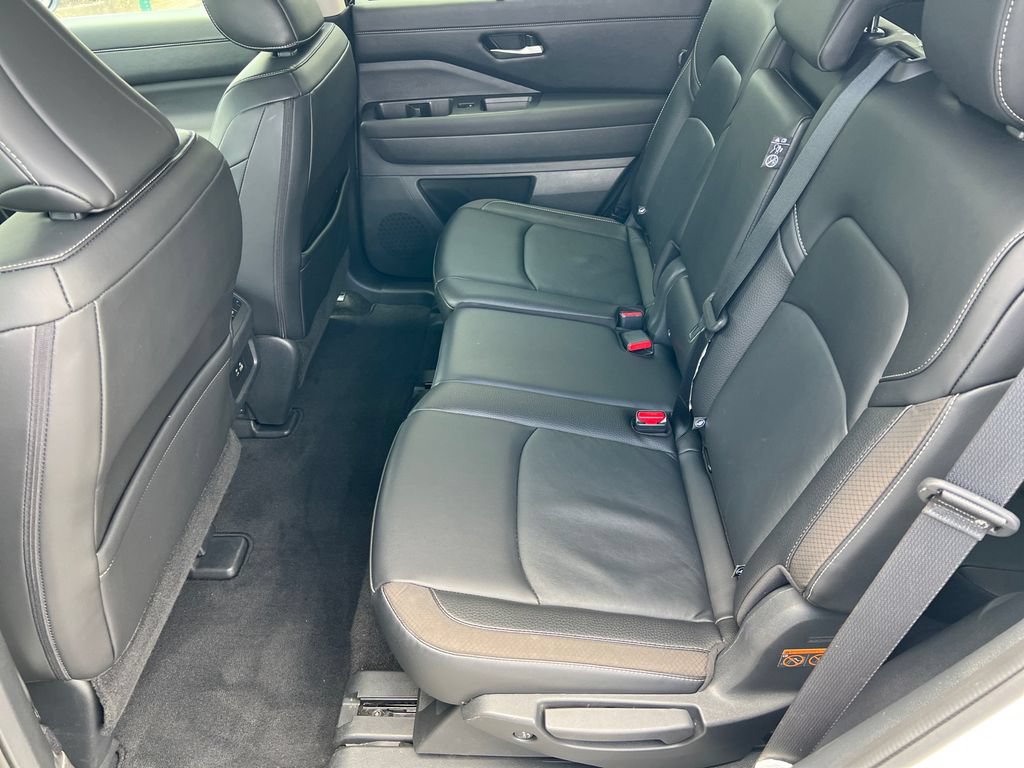 Used 2024 Nissan Pathfinder SL FWD image 19