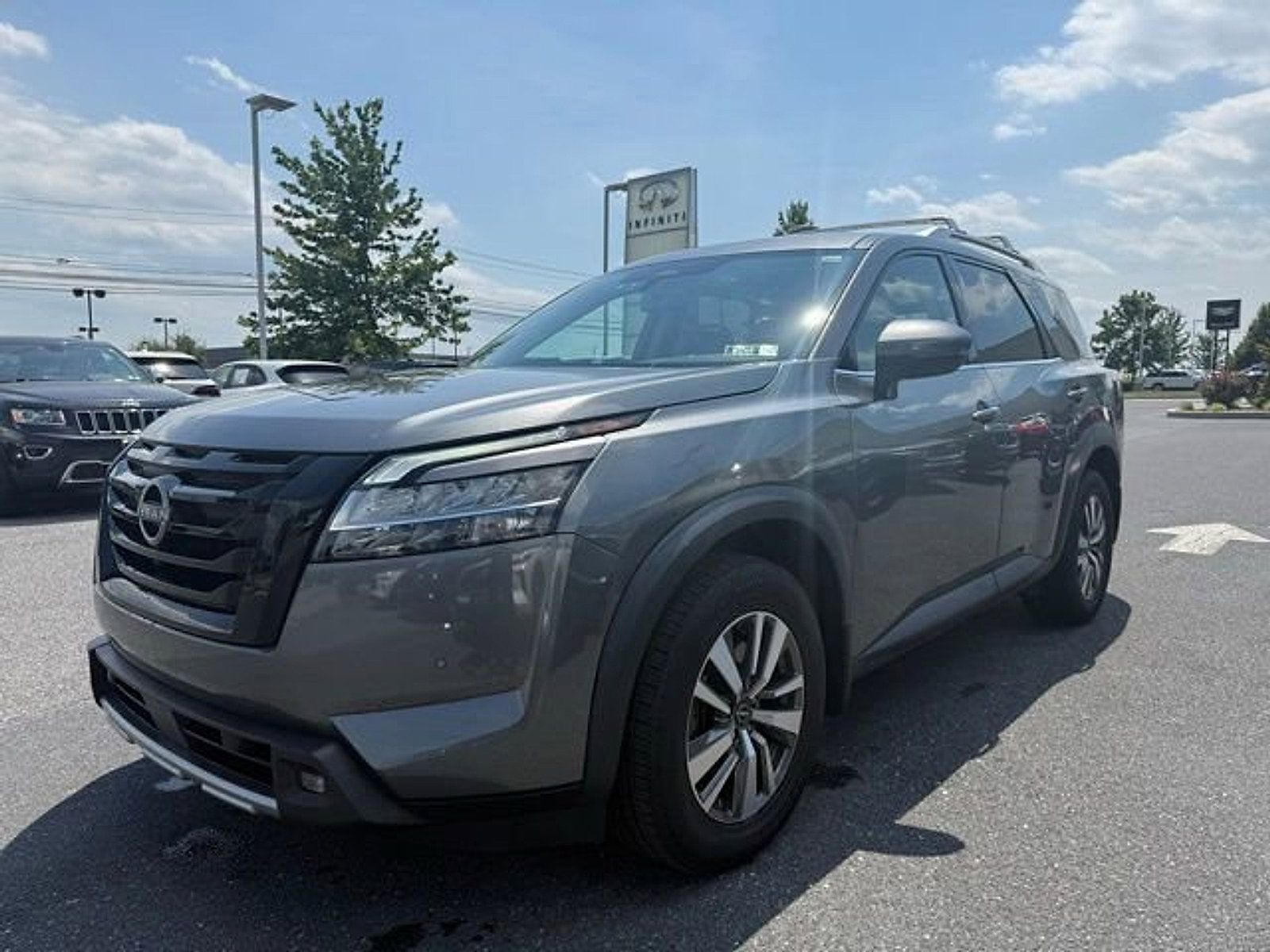 Used 2022 Nissan Pathfinder SL w/ Lighting Package (N92) AWD/4WD image 5