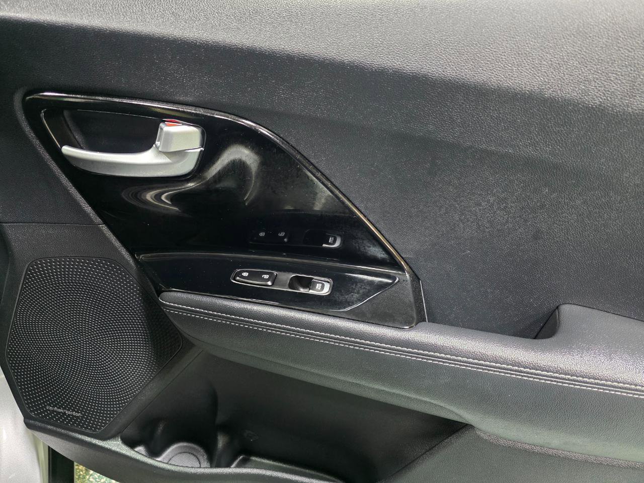 Used 2018 Kia Niro Touring image 26