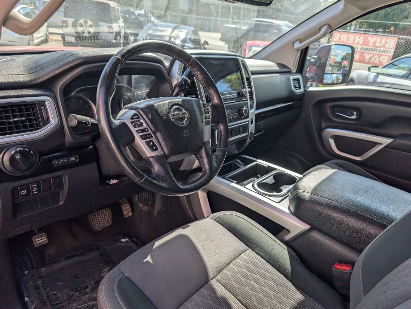 Used 2020 Nissan Titan SV w/ SV Convenience Package image 11
