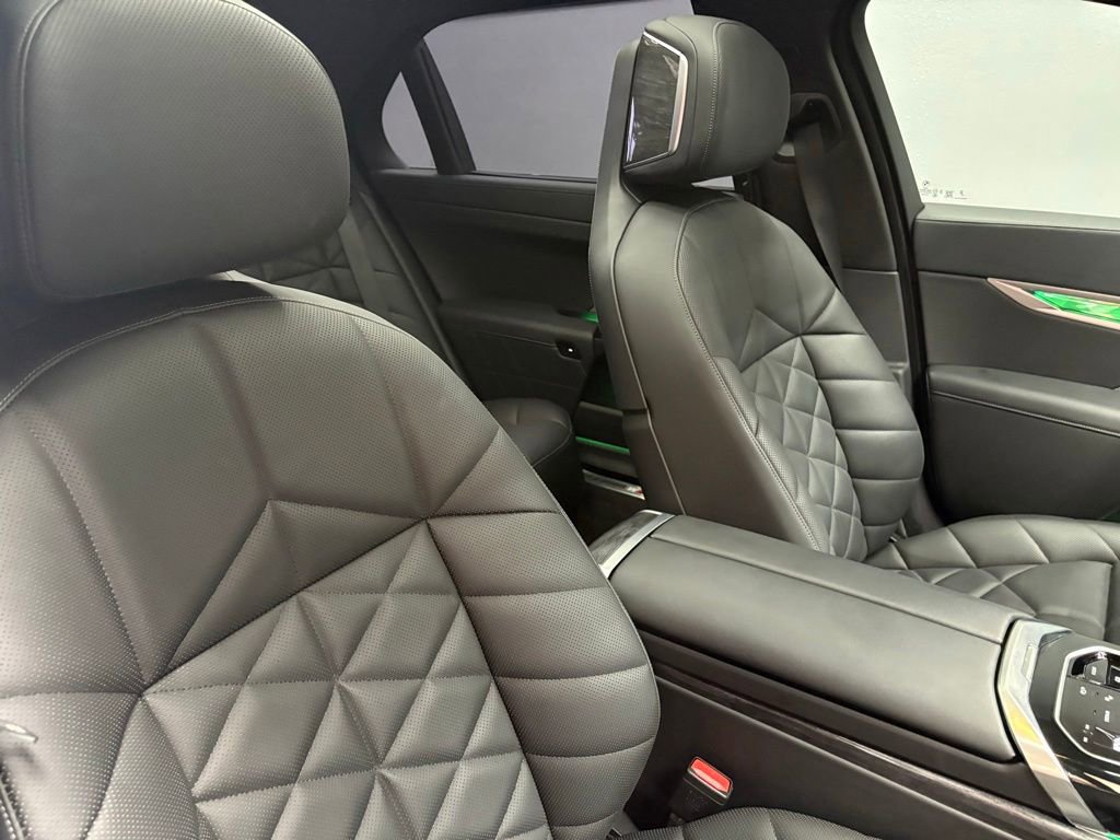 Used 2025 BMW 740i w/ Premium Package RWD image 68