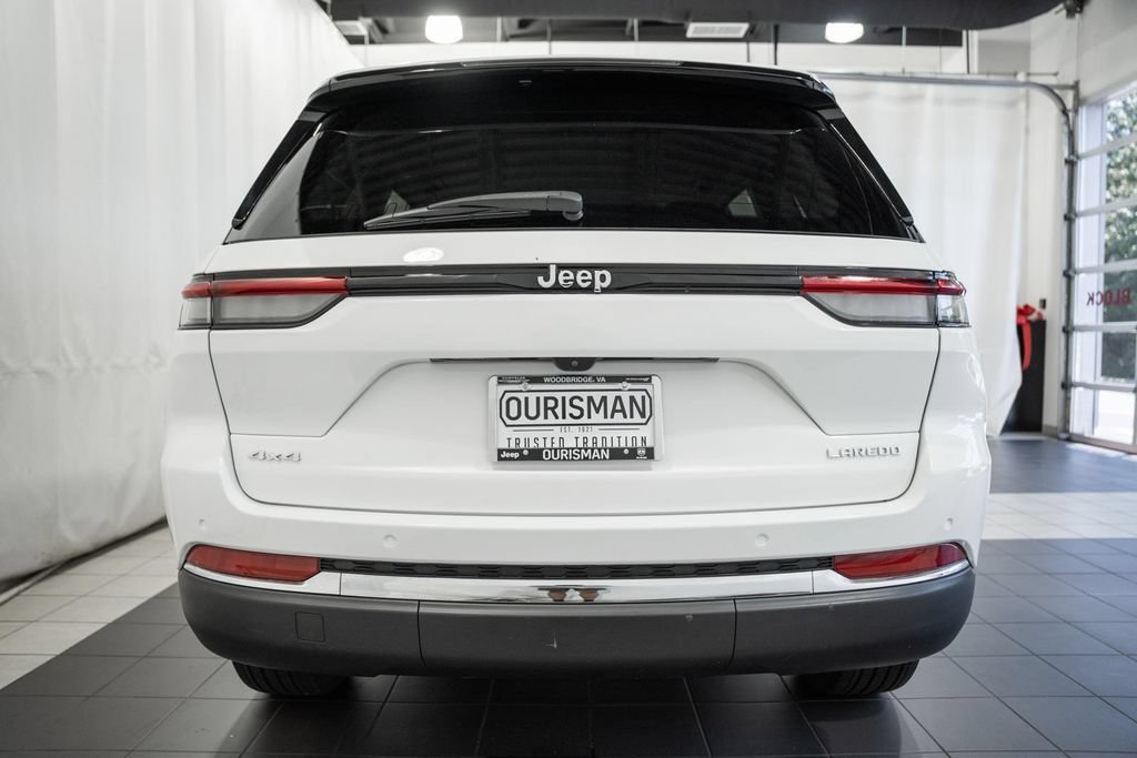 Certified 2023 Jeep Grand Cherokee Laredo AWD/4WD image 5