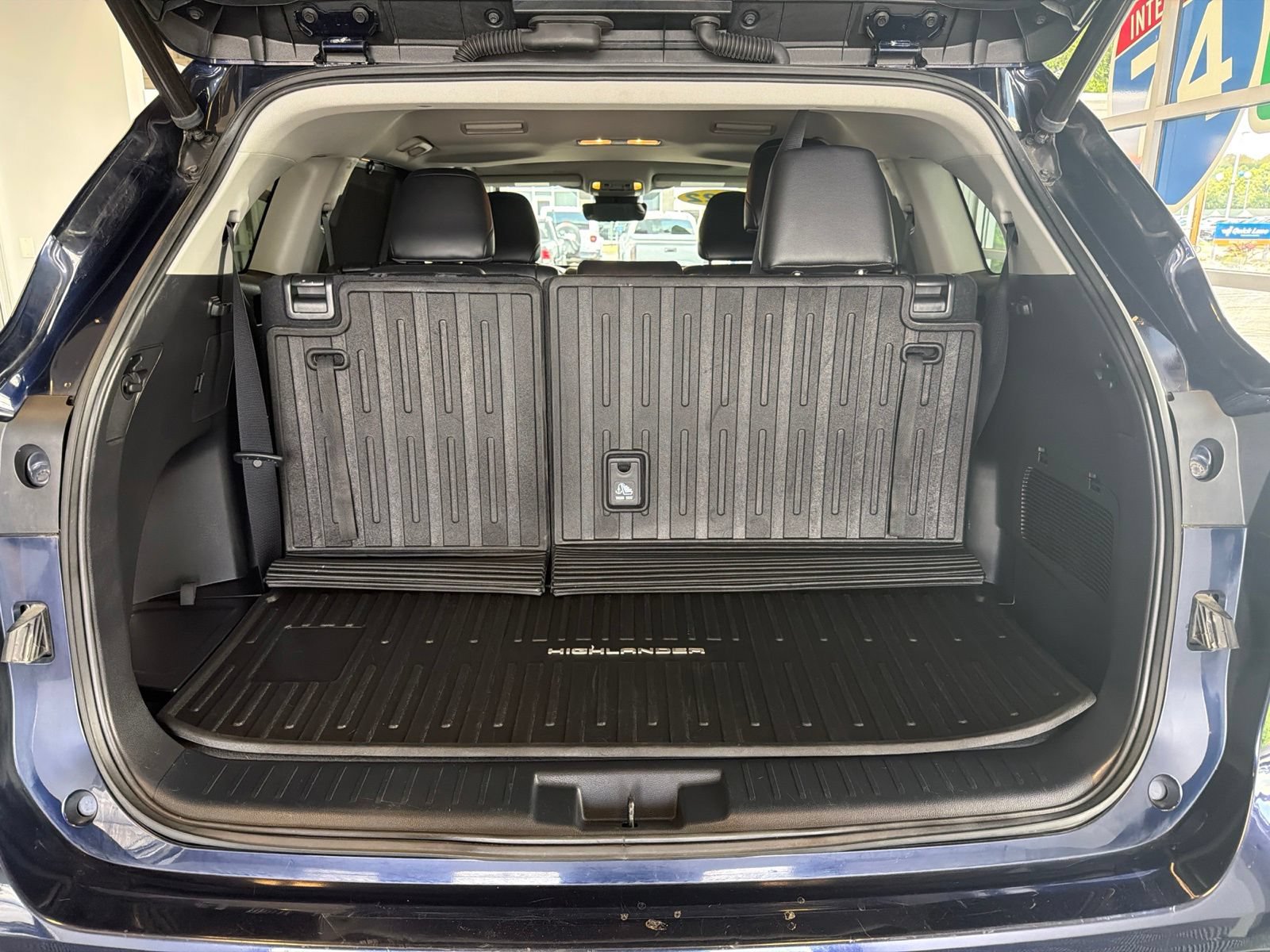 Used 2022 Toyota Highlander XLE AWD/4WD image 11