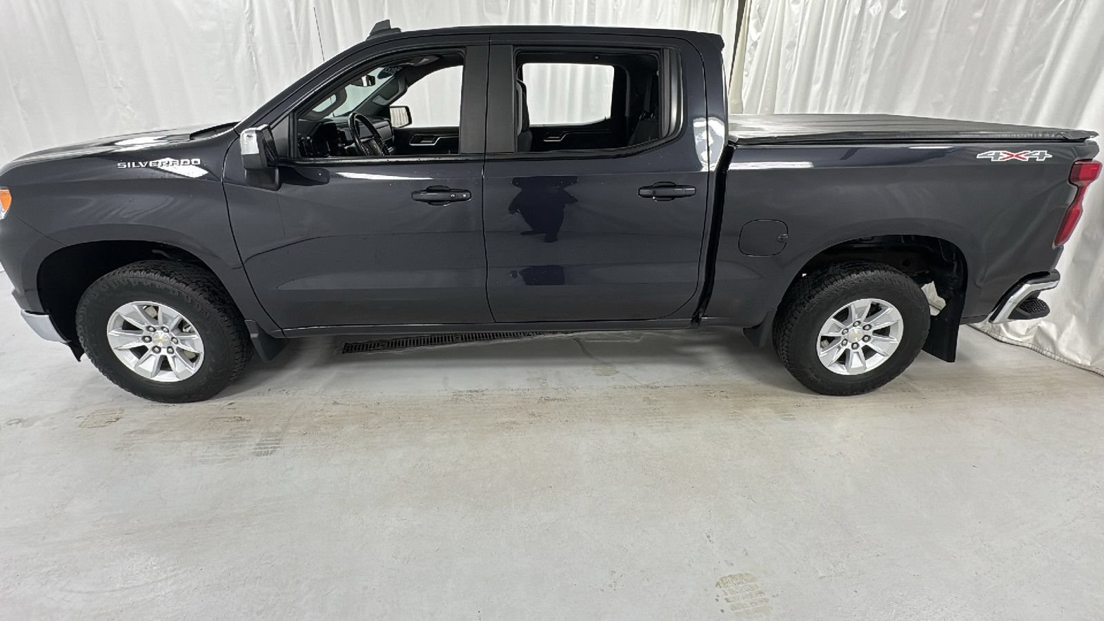 Used 2022 Chevrolet Silverado 1500 LT AWD/4WD image 6