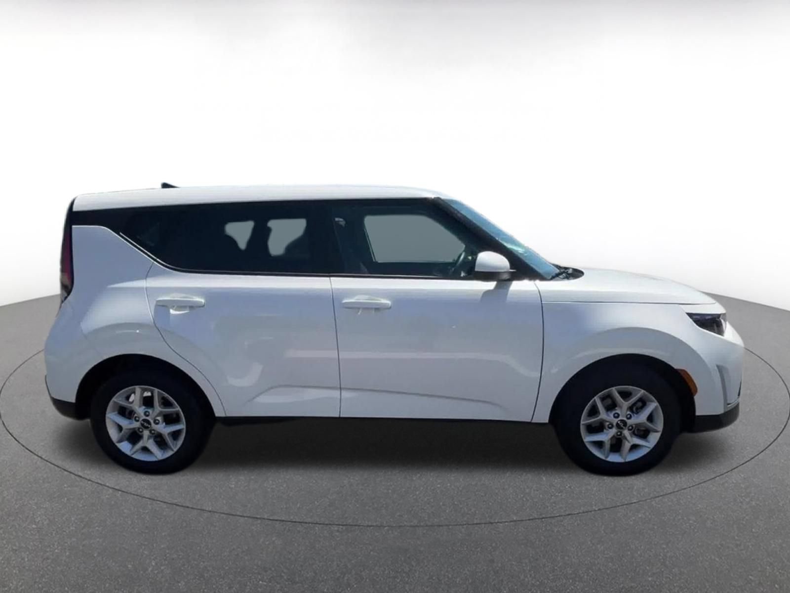 Used 2025 Kia Soul LX w/ LX Technology Package FWD image 16