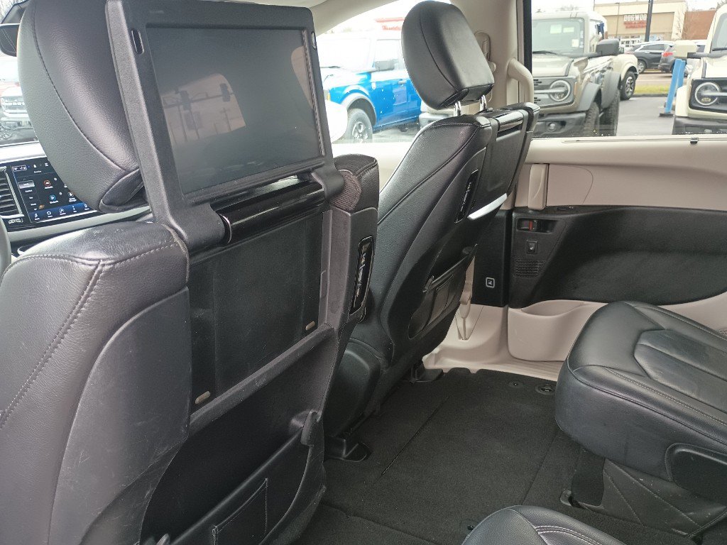 Used 2022 Chrysler Pacifica Touring-L w/ Uconnect Theater Family Group image 27