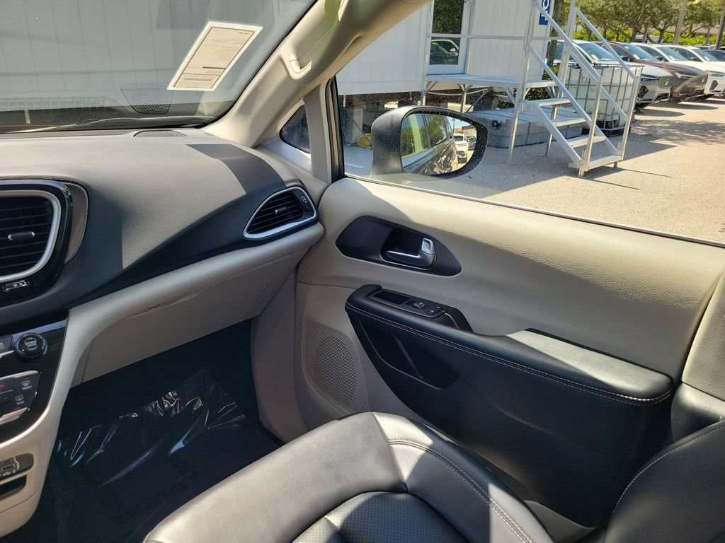 Used 2023 Chrysler Pacifica Touring-L FWD image 14