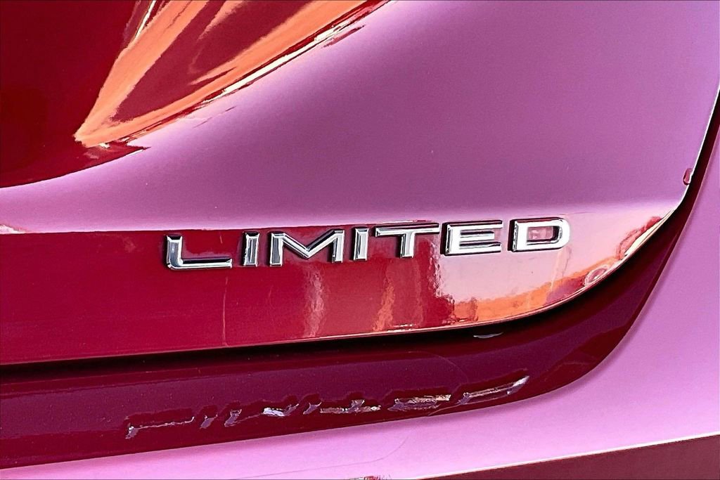 Used 2019 Toyota Avalon Limited w/ All Weather Liner Package FWD image 8