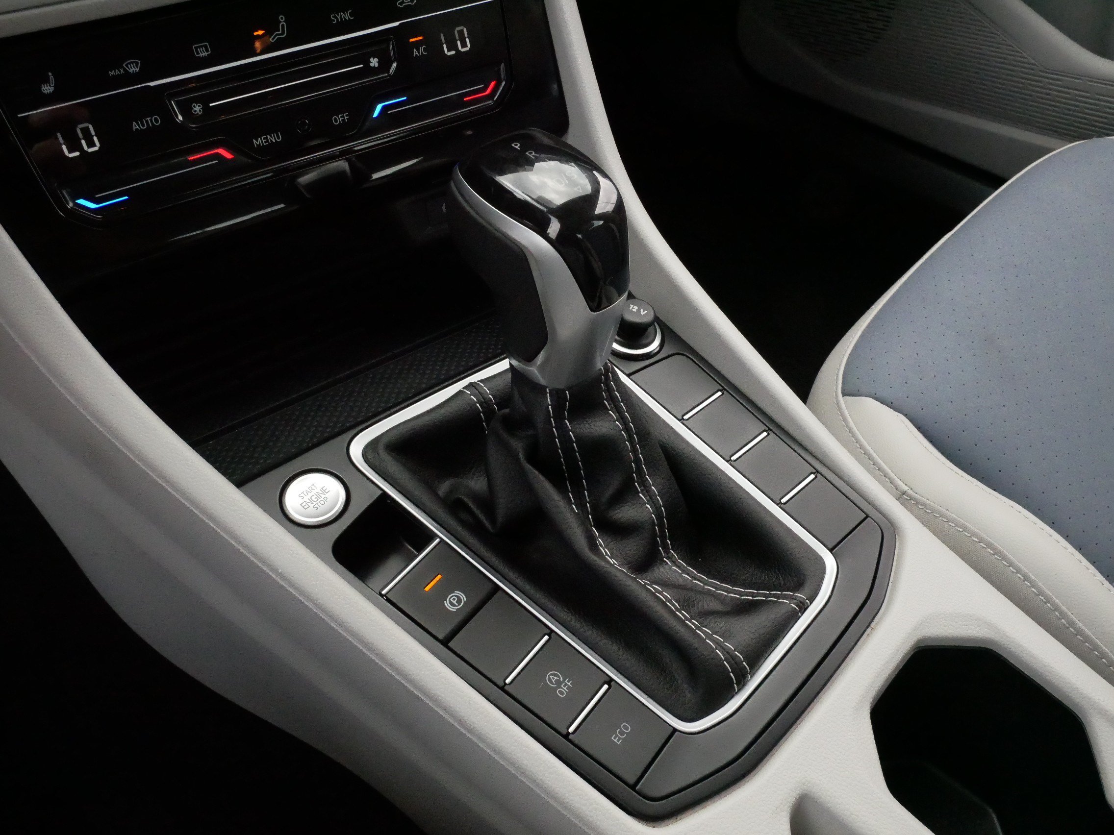Used 2025 Volkswagen Jetta SE w/ Sunroof Package FWD image 24