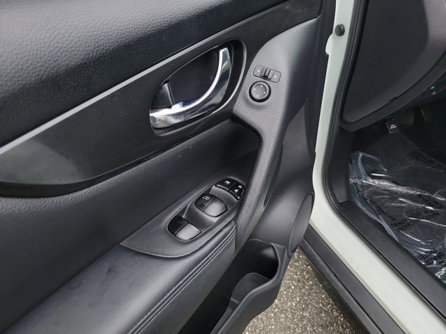 Used 2018 Nissan Rogue SV FWD image 17